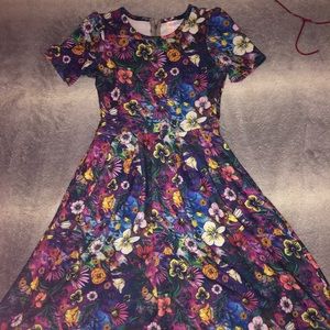SIZE SMALL LULAROE AMELIA